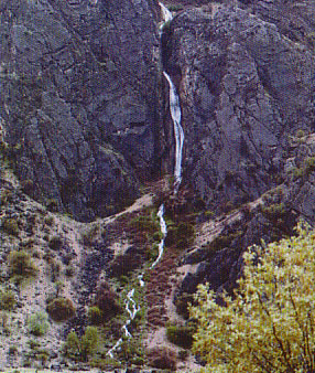 آبشار دره عشق  واقع در شهر لردگان