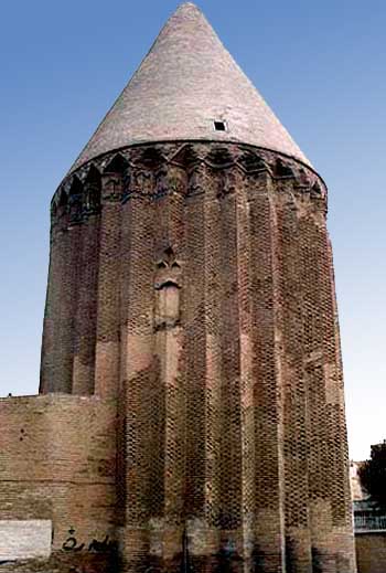 برج آرامگاهی علاالدوله واقع در شهر ورامین