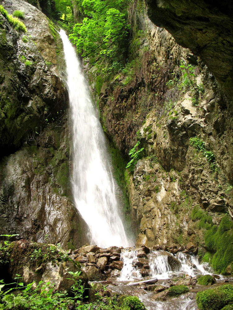 آبشار سرخه کمر رامیان واقع در شهر رامیان