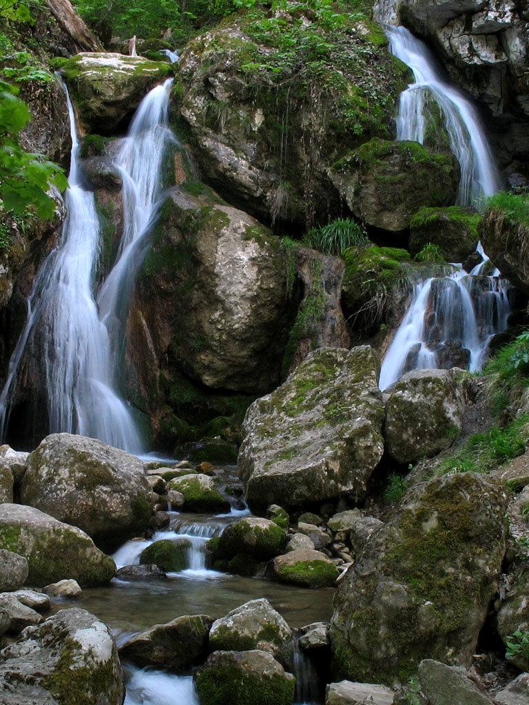 آبشار پشمکی رامیان واقع در شهر رامیان